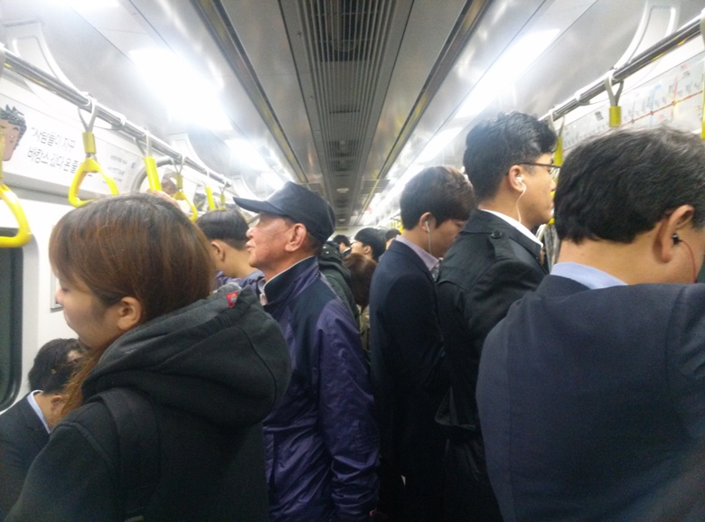 Pendler auf dem Weg zur Arbeit in der Seoul Metro
