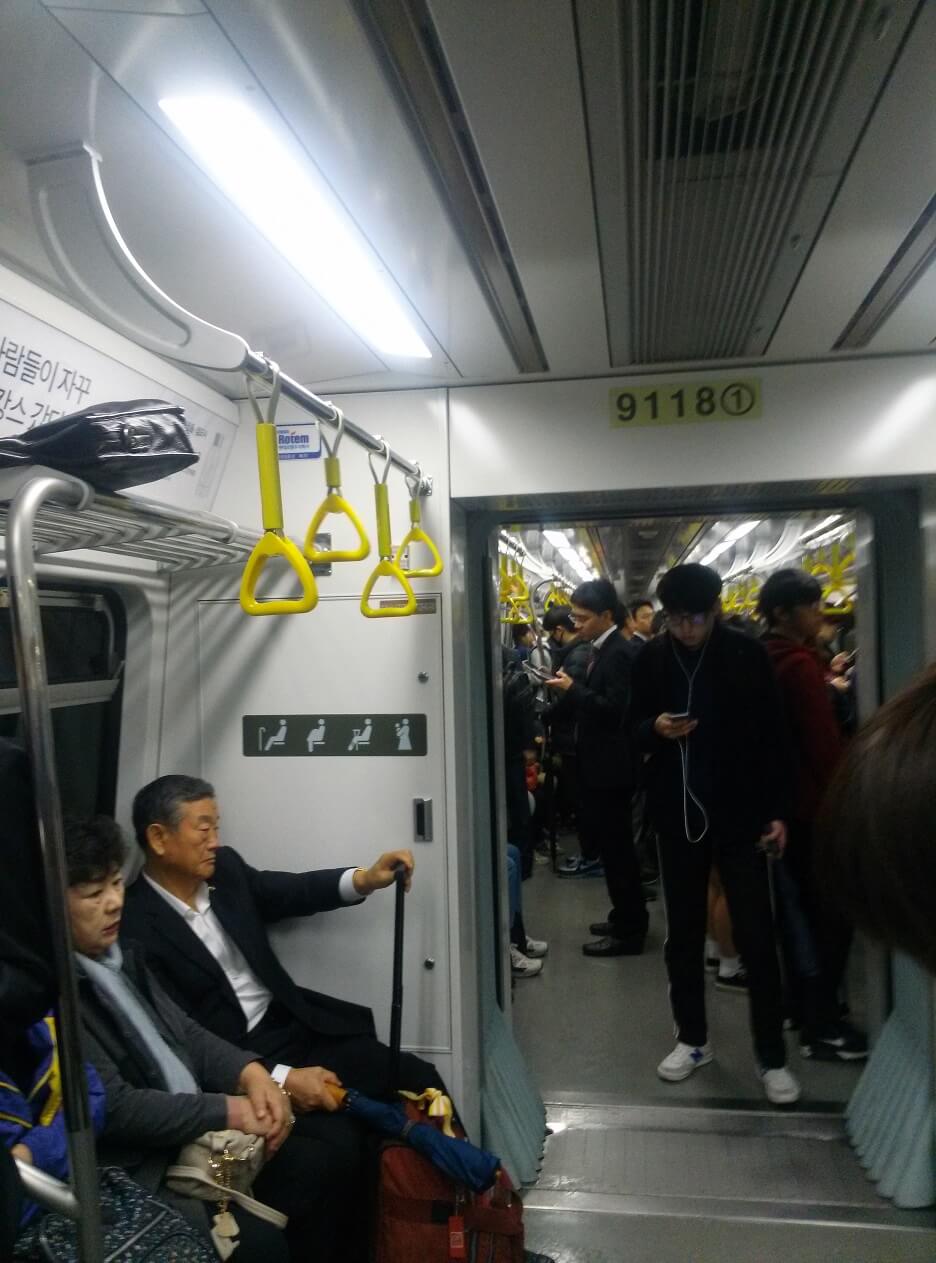 Sitzplätze in der U-Bahn von Seoul für ältere Menschen, Schwnagere oder Behinderte