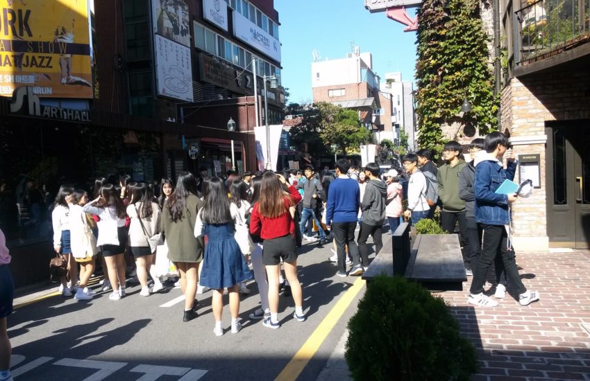 Ansammlung von Menschen in Seoul/Südkorea
