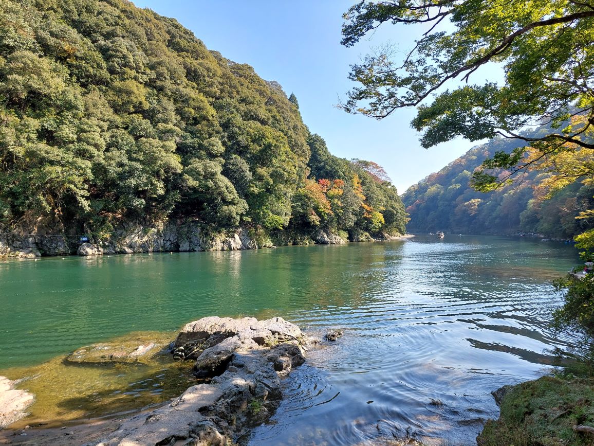 Ein Fluss in Kyoto in der Nähe des bekannten Arashiyama Bambuswaldes